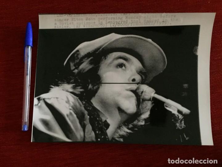 Kino: F8921 FOTO FOTOGRAFIA ORIGINAL DE PRENSA CANTANTE ELTON JOHN ACTUANDO EN LENINGRADO RUSIA