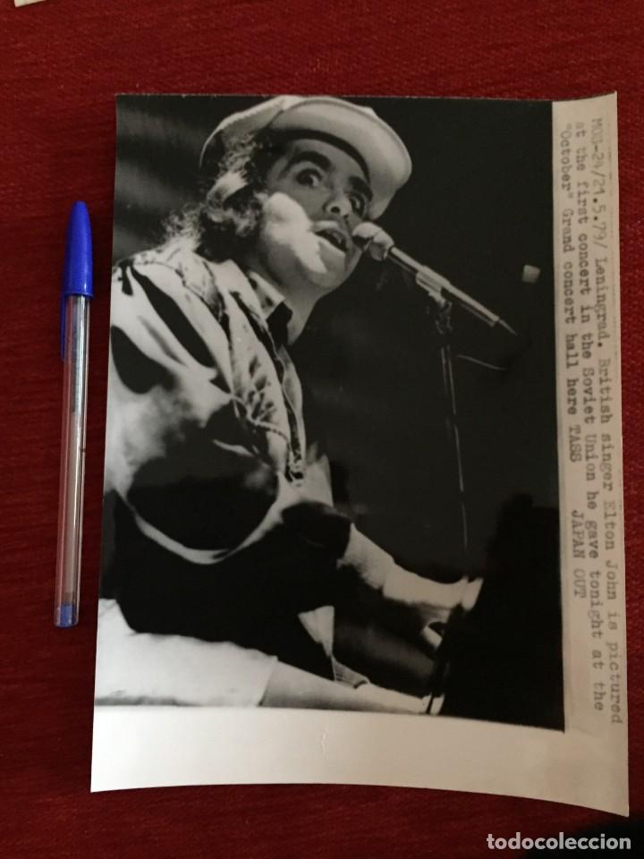 Kino: F8922 FOTO FOTOGRAFIA ORIGINAL DE PRENSA CANTANTE ELTON JOHN ACTUANDO EN LENINGRADO RUSIA