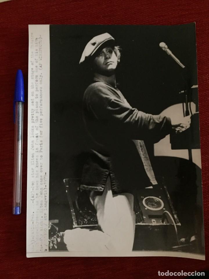 Kino: F8923 FOTO FOTOGRAFIA ORIGINAL DE PRENSA CANTANTE ELTON JOHN ACTUANDO EN LOS Campos El&iacute;seos PARIS