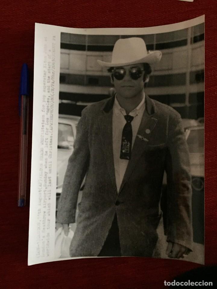 Cin&eacute;ma: F8925 FOTO FOTOGRAFIA ORIGINAL DE PRENSA CANTANTE ELTON JOHN HACIA LOS ANGELES DESDE LONDRES