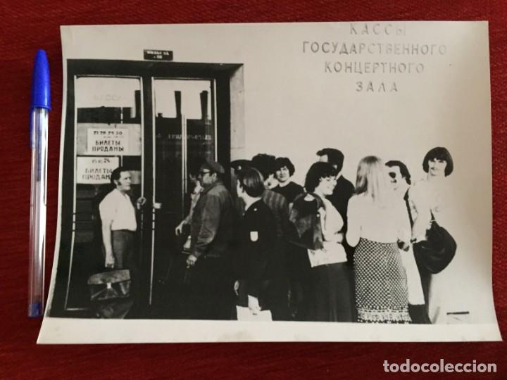Cinema: F8926 FOTO FOTOGRAFIA ORIGINAL DE PRENSA CANTANTE ELTON JOHN EN MOSCU (17-5-1979)