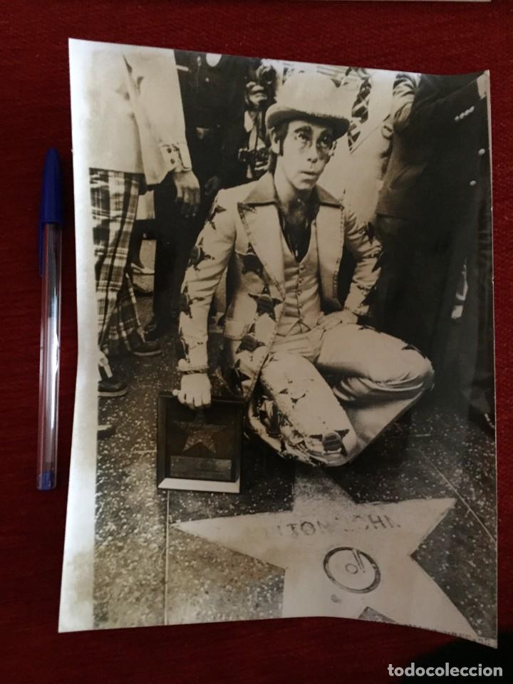 Kino: F8929 FOTO FOTOGRAFIA ORIGINAL DE PRENSA CANTANTE ELTON JOHN (24-10-1975) ESTRELLA DE ORO