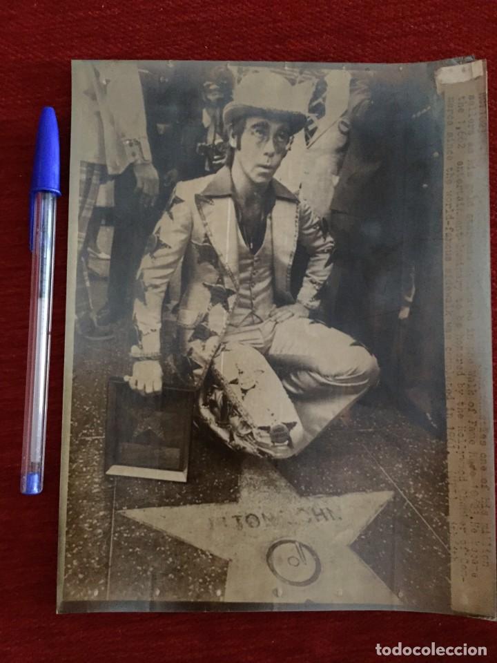 Cinema: F8931 FOTO FOTOGRAFIA ORIGINAL DE PRENSA CANTANTE ELTON JOHN (24-10-1975) ESTRELLA DE ORO