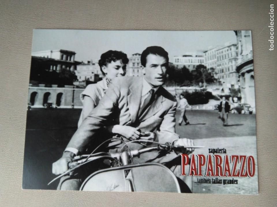 Cine: TARJETA VACACIONES EN ROMA BLANCO Y NEGRO 18 X 13 CM PUBLICIDAD ZAPATER&Iacute;A PAPARAZZO REVERSO EN BLANC