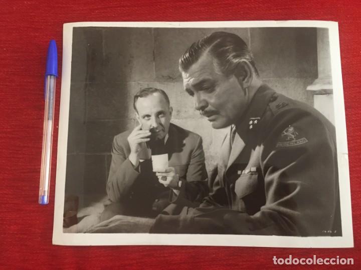 Cine: F9754 FOTO FOTOGRAFIA ORIGINAL DE PRENSA CINE CLARK GABLE BETRAYED 1953