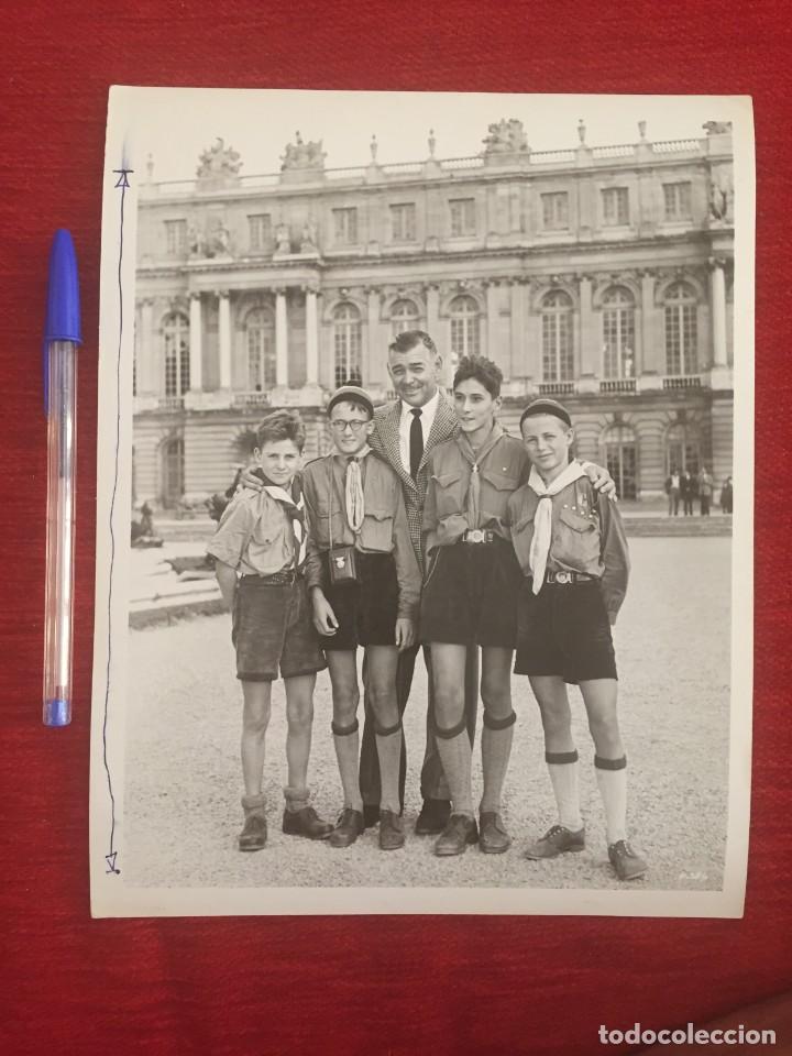 Cine: F9765 FOTO FOTOGRAFIA ORIGINAL DE PRENSA CINE CLARK GABLE VERSAILLES PALACE IN PARIS BOY SCOUTS