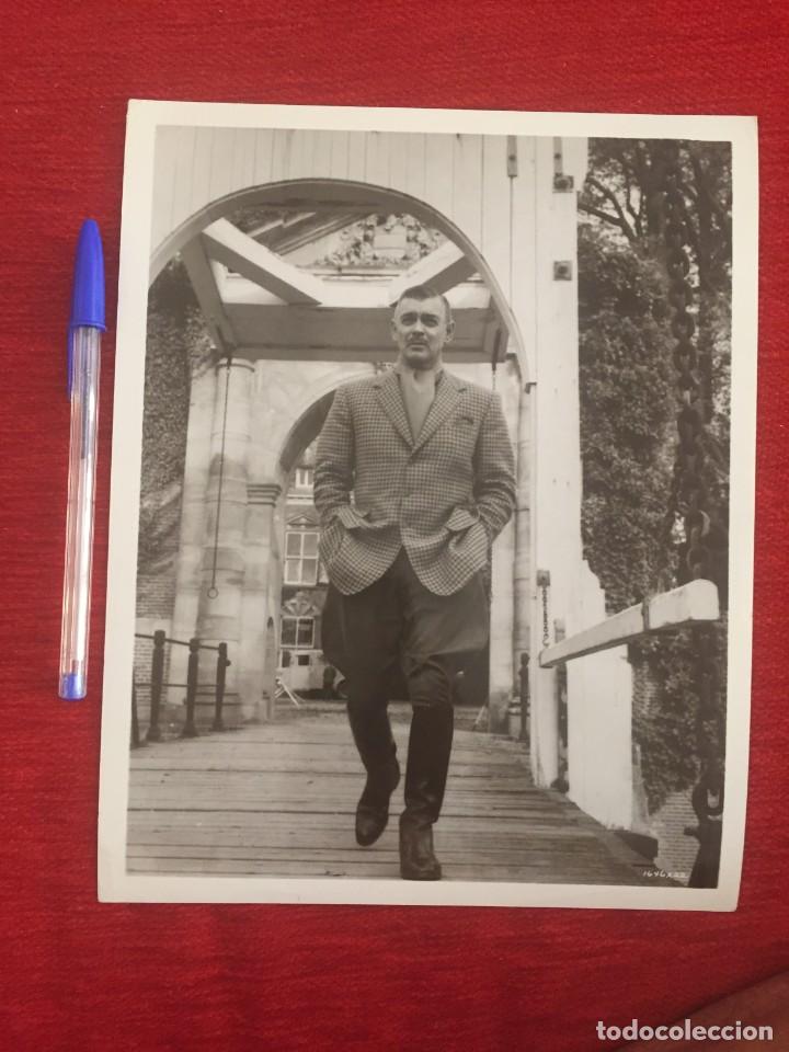 Cine: F9770 FOTO FOTOGRAFIA ORIGINAL DE PRENSA CINE CLARK GABLE BETRAYED 1953