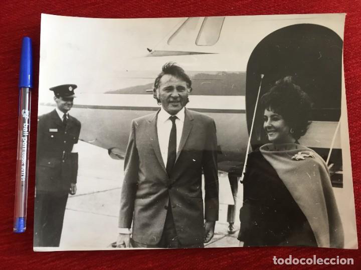 Cine: F9843 FOTO FOTOGRAFIA ORIGINAL DE PRENSA LIZ ELIZABETH TAYLOR Y Richard Burton (14-8-1973)