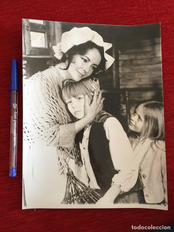 Cine: F9849 FOTOGRAFIA ORIGINAL LIZ ELIZABETH TAYLOR (8-8-1975) TODD LOOKINLAND PATSY KENSI The Blue BIRD