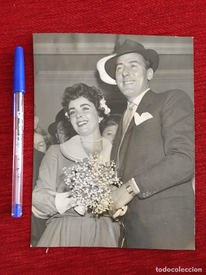 Cine: F9866 FOTO FOTOGRAFIA ORIGINAL DE PRENSA LIZ ELIZABETH TAYLOR MICHAEL WILDING (23-2-1952)