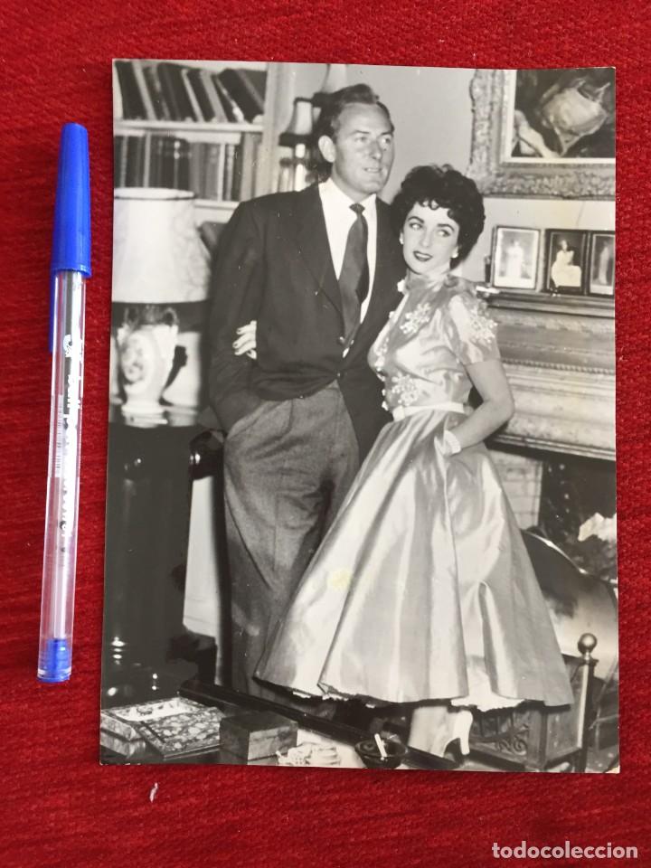 Cine: F9867 FOTO FOTOGRAFIA ORIGINAL DE PRENSA LIZ ELIZABETH TAYLOR MICHAEL WILDING (22-6-1952)