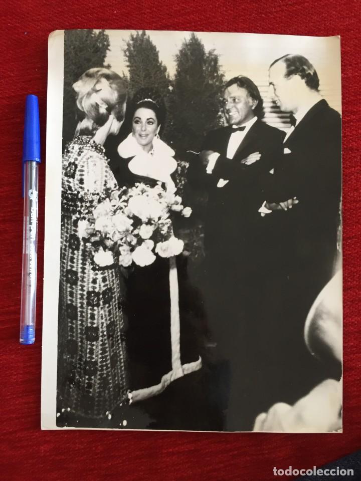 Cine: F9868 FOTO FOTOGRAFIA ORIGINAL DE PRENSA LIZ ELIZABETH TAYLOR RICHARD BURTON DUQUES WINDSOR