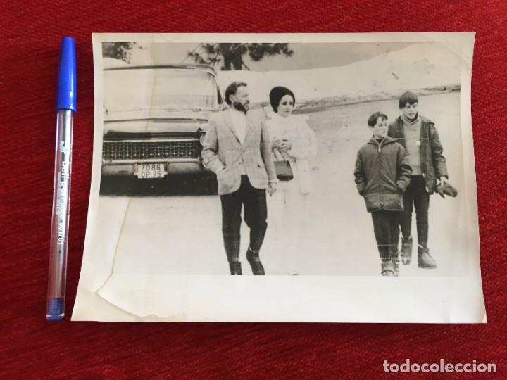 Cine: F9898 FOTO FOTOGRAFIA ORIGINAL DE PRENSA LIZ ELIZABETH TAYLOR RICHARD BURTON Y FAMILIA EN SUIZA