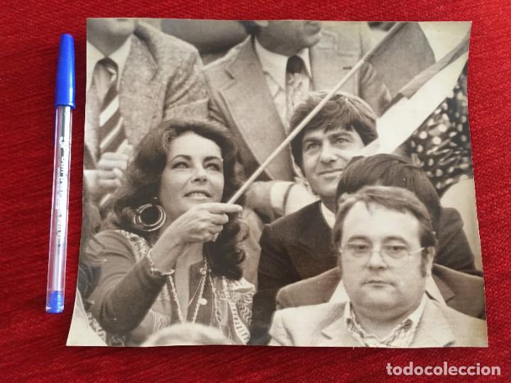 Cine: F9899 FOTO FOTOGRAFIA ORIGINAL DE PRENSA LIZ ELIZABETH TAYLOR RICHARD BURTON (9-7-1974)FINAL MUNDIAL