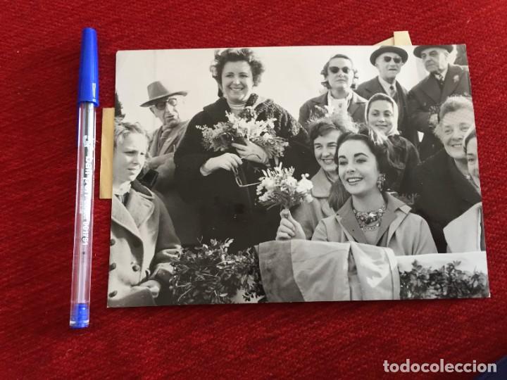 Cine: F9906 FOTO FOTOGRAFIA ORIGINAL DE PRENSA LIZ ELIZABETH TAYLOR (17-2-1958) BATAILLE DE FLEURS NIZA