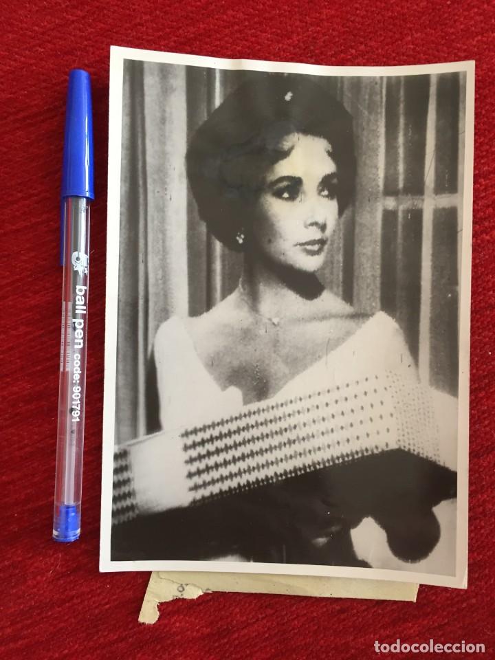 Cine: R10329 FOTO FOTOGRAFIA ORIGINAL DE PRENSA LIZ ELIZABETH TAYLOR (18-2-1958)