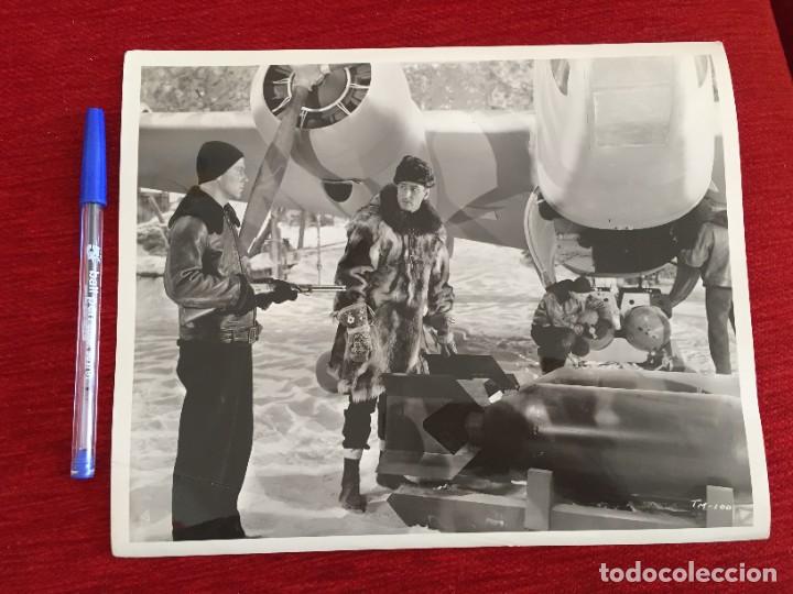 Cine: F9973 FOTO FOTOGRAFIA ORIGINAL DE PRENSA CINE ERROL FLYNN RICHARD ALDEN NORTHERN PURSUIT