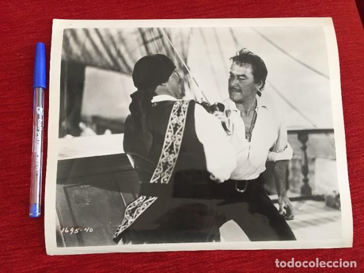 Cine: F9974 FOTO FOTOGRAFIA ORIGINAL DE PRENSA CINE ERROL FLYNN ANTHONY QUINN Against All Flags