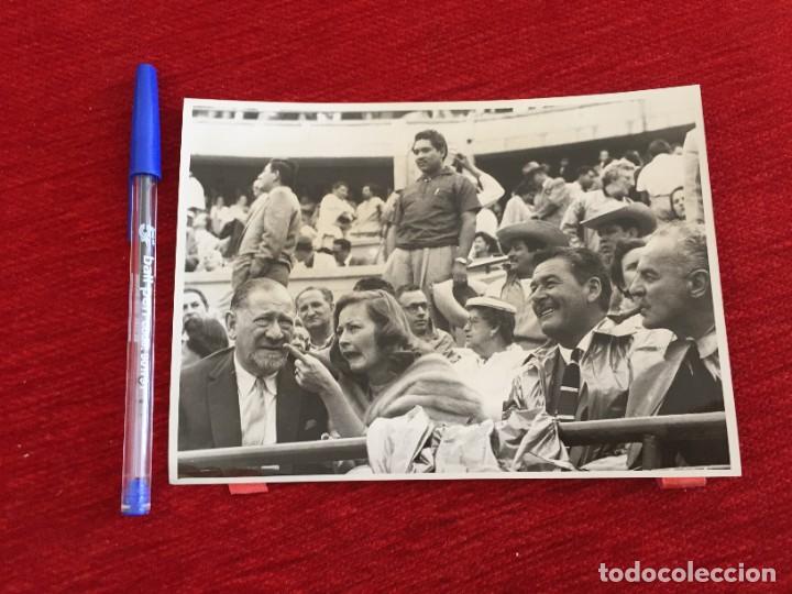 Cinema: F9992 FOTO FOTOGRAFIA ORIGINAL DE PRENSA CINE ERROL FLYNN EN UNA PLAZA DE TOROS