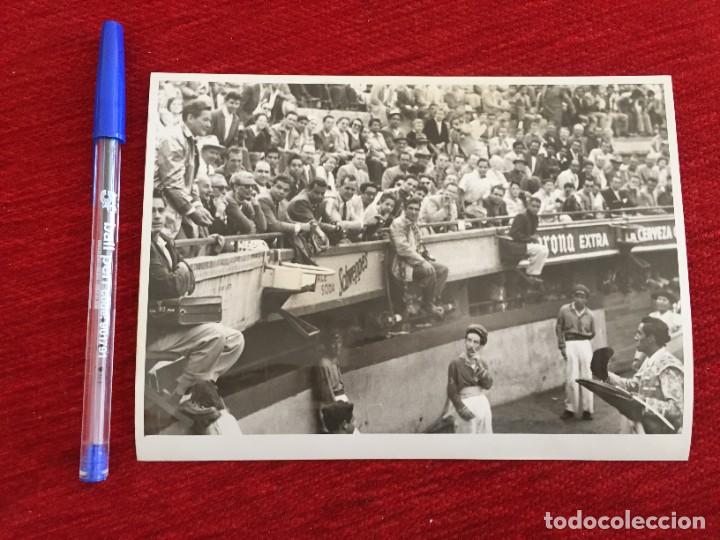 Cinema: F9993 FOTO FOTOGRAFIA ORIGINAL DE PRENSA CINE ERROL FLYNN EN UNA PLAZA DE TOROS