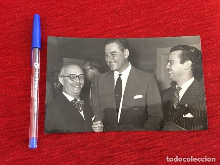 Cine: R10338 FOTO FOTOGRAFIA ORIGINAL DE PRENSA CINE ERROL FLYNN SANTIAGO DE LA CRUZ LEANDRO NAVARRO