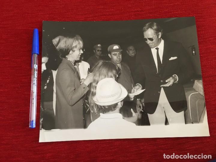 Cine: F10006 FOTO FOTOGRAFIA ORIGINAL DE PRENSA CINE CHARLTON HESTON EN BARAJAS MADRID 1972