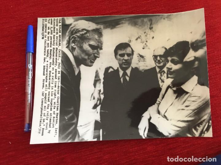 Cine: F10031 FOTO FOTOGRAFIA ORIGINAL DE PRENSA CINE CHARLTON HESTON Avital Sharansky EN LOS ANGELES