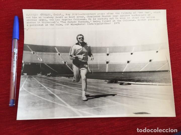 Cine: F10032 FOTO FOTOGRAFIA ORIGINAL DE PRENSA CINE CHARLTON HESTON EN EL ESTADIO DE LOS ANGELES