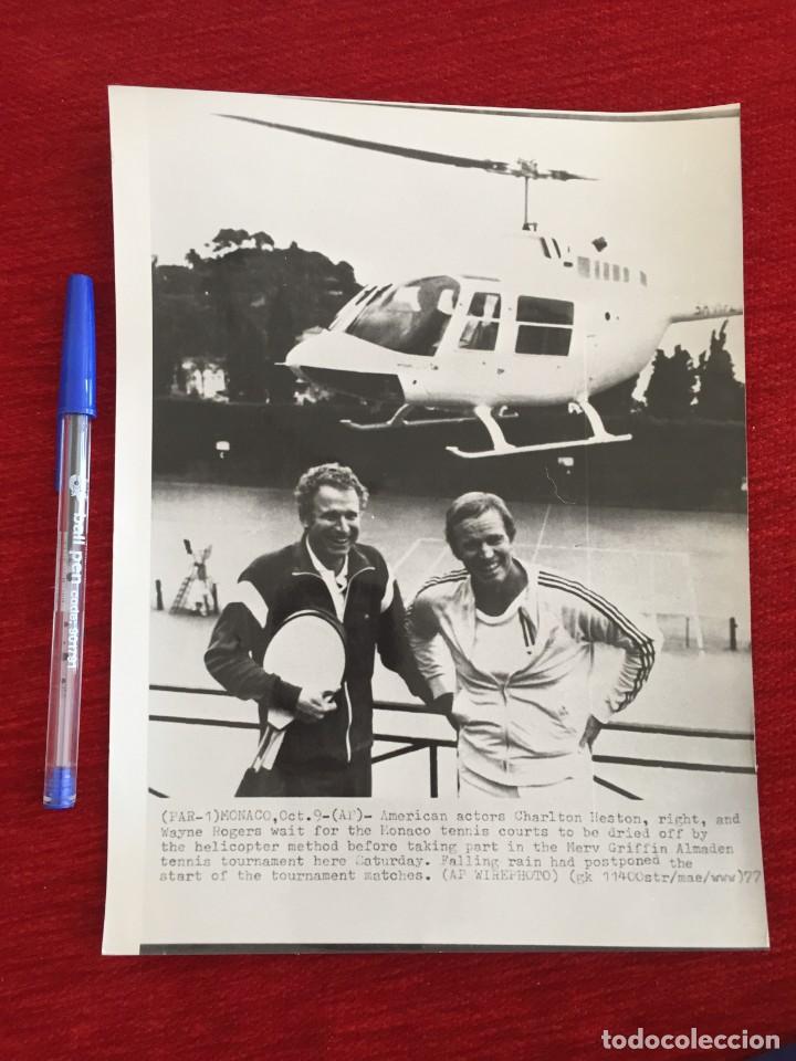 Cine: F10034 FOTO FOTOGRAFIA ORIGINAL DE PRENSA CINE CHARLTON HESTON WAYNE ROGERS (9-10-1977)