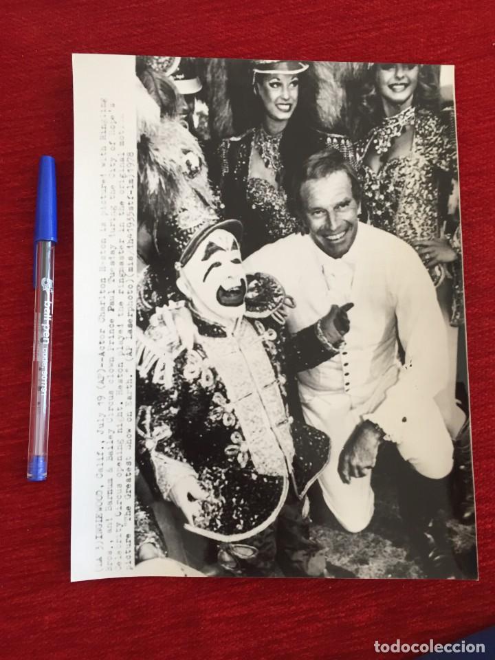 Cine: F10035 FOTO FOTOGRAFIA ORIGINAL DE PRENSA CINE CHARLTON HESTON PAUL TUESDAY CIRCO RINGLIN BROS 1978