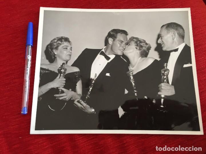 Cine: F10050 FOTO FOTOGRAFIA ORIGINAL DE PRENSA CINE CHARLTON HESTON LOS OSCARS
