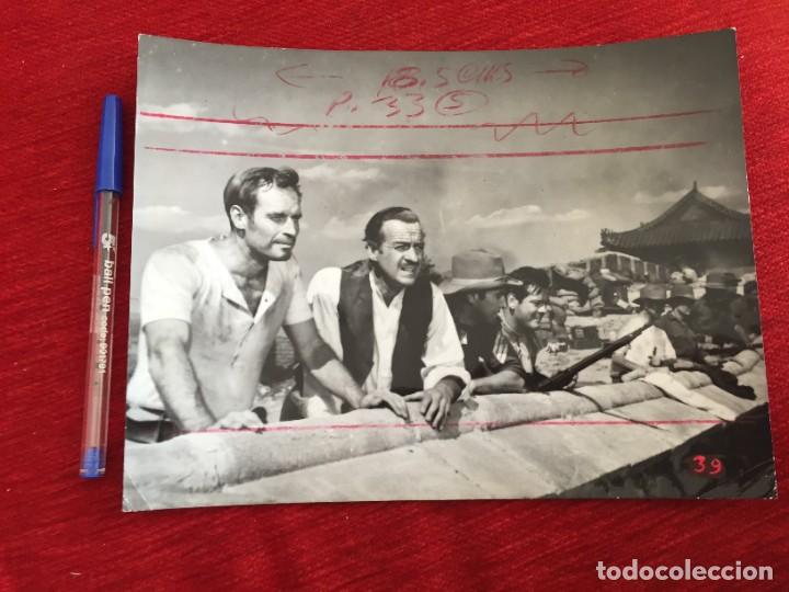 Cine: F10056 FOTO FOTOGRAFIA ORIGINAL DE PRENSA CINE CHARLTON HESTON DAVID NIVEN 55 DAYS AT PEKING