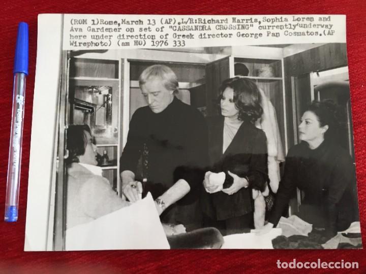Cine: F10225 FOTO FOTOGRAFIA ORIGINAL DE PRENSA SOFIA LOREN RICHARD HARRIS AVA GARDNER EN ROMA (13-3-1976)