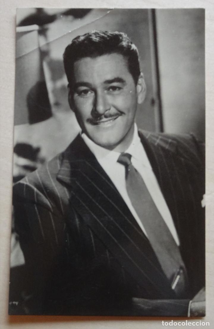 Kino: Postal de Errol Flynn , sin circular pero con una marca de doblez en la parte superior, ver fotos