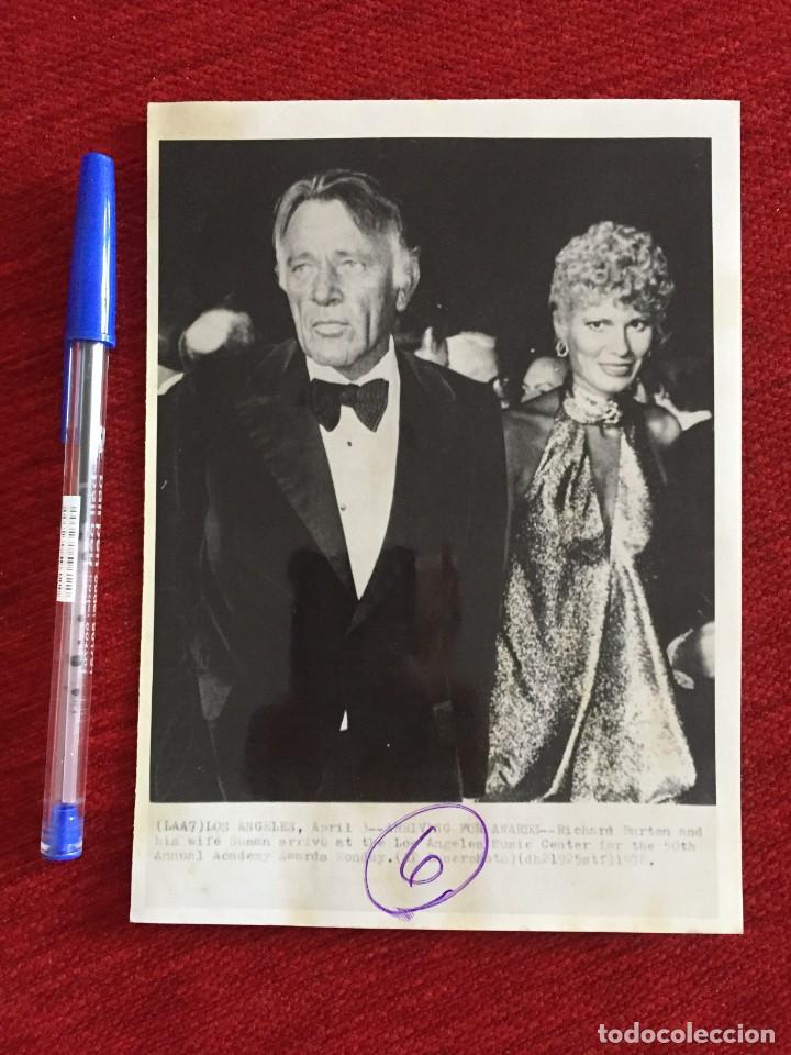 Cinema: R10987 FOTO FOTOGRAFIA ORIGINAL DE PRENSA CINE RICHARD BURTON Y SU MUJER SUSAN 1978