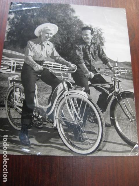 Cine: betty grable harry james - foto original b/n - bicicleta bike schwinn antigua - escena familiar