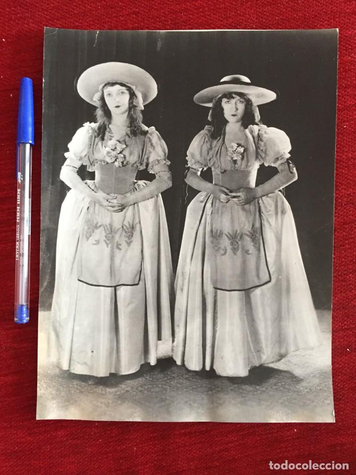 Cinema: F11795 FOTO FOTOGRAFIA ORIGINAL DE PRENSA HERMANAS LILLIAN GISH DOROTHY GISH ORPHANS OF THE STORM