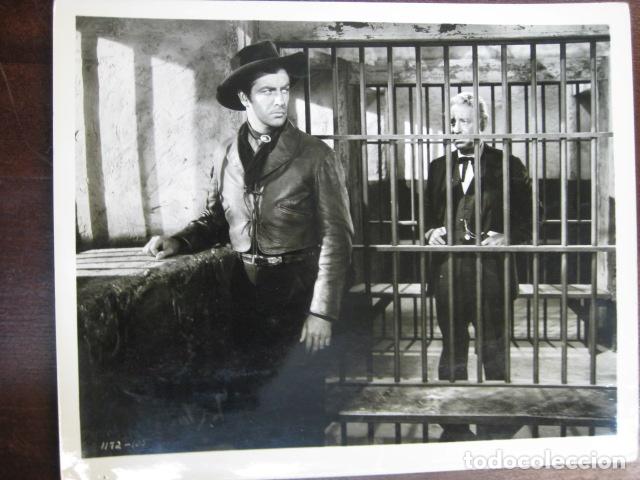 Cine: billy el ni&ntilde;o - foto original b/n - robert taylor Billy the Kid escena carcel western