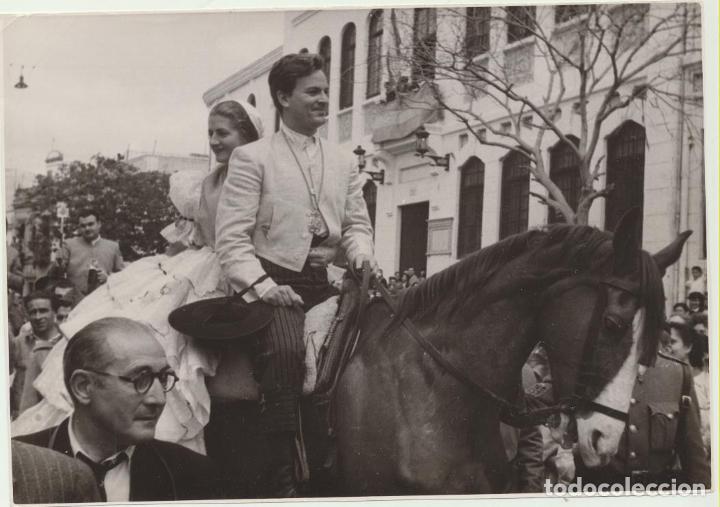 Kino: Fotograf&iacute;a (12x17, 5) Juanita Reina y Rub&eacute;n Rojo. Sucedi&oacute; en Sevilla. Fot&oacute;grafo Cubiles, Sevilla 195