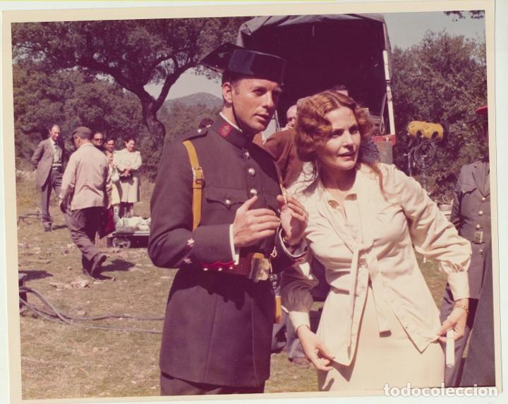 Cine: Fotograf&iacute;a (25,5x20,5) Carmen Sevilla y Manuel Gil. Durante el rodaje de Guerreras Verdes