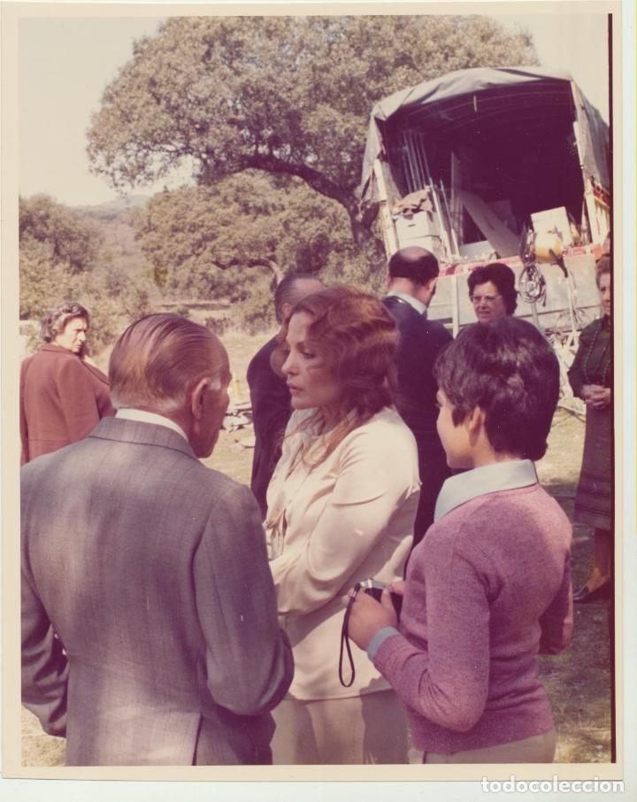 Cine: Fotograf&iacute;a (25,5x20,5) Carmen Sevilla y Arturo Gonz&aacute;lez. Durante el rodaje de Guerreras Verdes