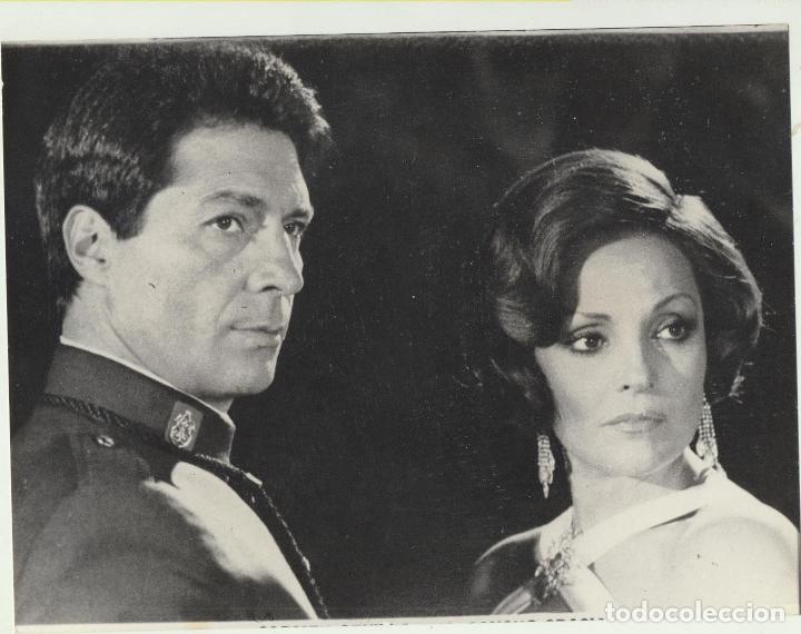 Cine: Fotograf&iacute;a (18x24) Carmen Sevilla y Sancho Gracia en guerreras Azules