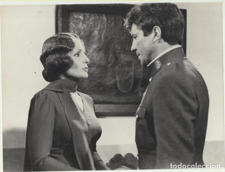 Cine: Fotograf&iacute;a (18x24) Carmen Sevilla y Sancho Gracia en Guerreras Verdes