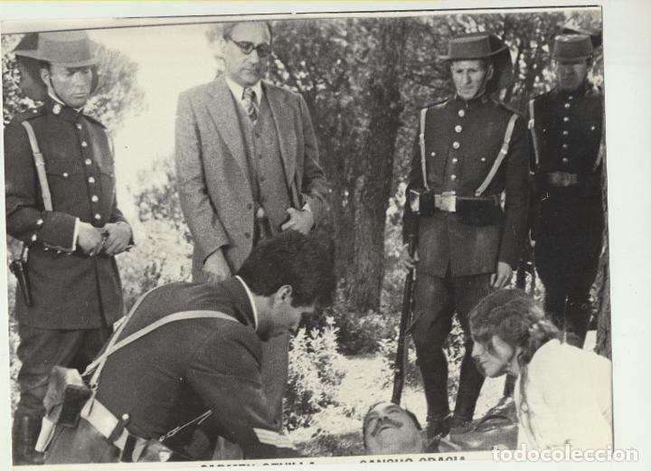 Cine: Fotograf&iacute;a (18x24) Carmen Sevilla y Sancho Gracia en guerreras Azules