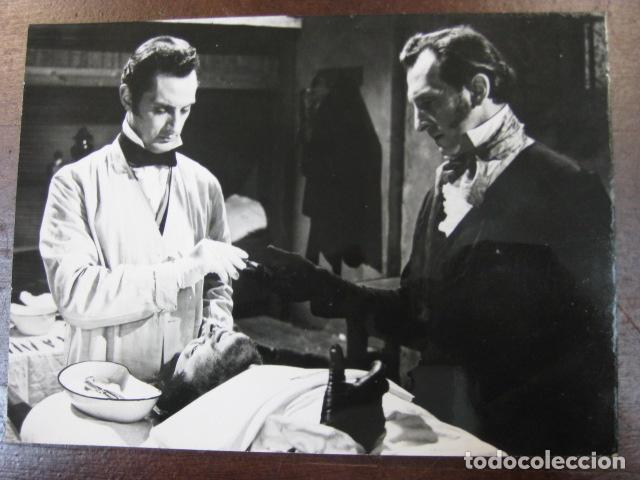 Cine: la venganza de frankenstein - FOTO ORIGINAL B/N - peter cushing Francis Matthews hammer film