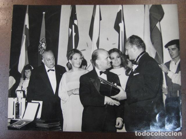 Cine: festival donostia 1968 - FOTO ORIGINAL B/N premio alexander saltikov carmen sevilla migue de echarri