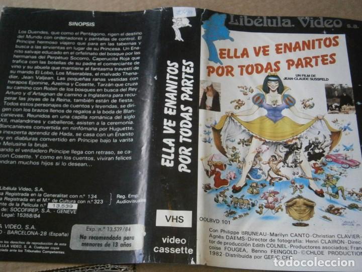 Cinema: ELLA VE A ENANOS POR TODAS PARTES, CARATULA DE VIDEOCLUB ORIGINAL. (SOLO CARATULA)