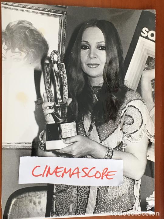 Cine: sara montiel recibe un premio por su disco touch me foto original antigua