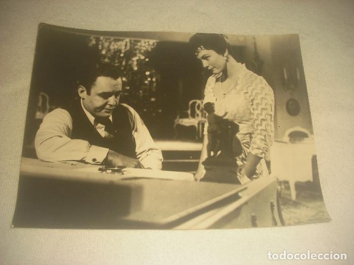 Cine: ANTIGUA FOTO DE PELICULA CON R. STEIGER 23 X 17 CM.
