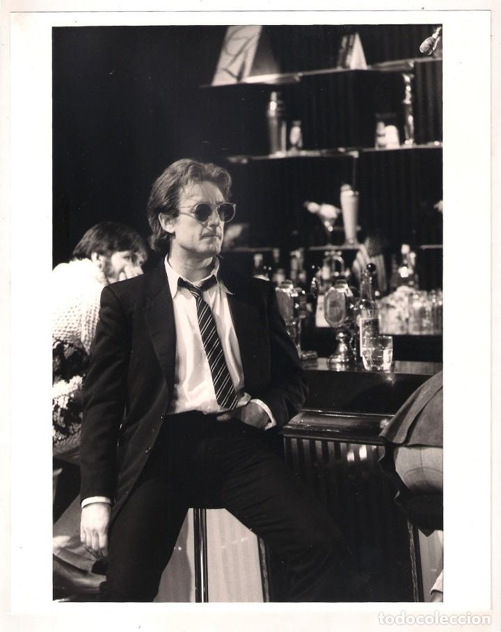 Cine: F10947D BERNARD HILL JOHN LENNON A JOURNEY IN THE LIFE TV FOTO B/N ORIGINAL INGLESA